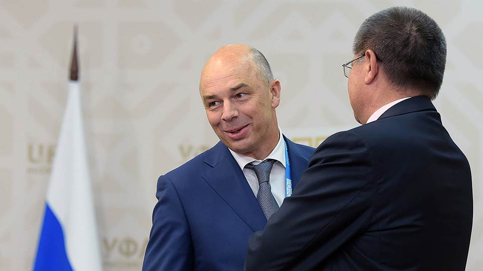 Министр финансов России Антон Силуанов (слева) и министр экономического развития России Алексей Улюкаев (справа)