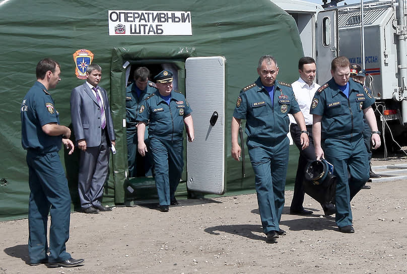 16 июля 2011 года началась подготовка к подъему затонувшего судна. Под носовую и кормовую части «Булгарии» были заведены спрямляющие стропы, затем судно начали постепенно приподнимать. Поставить на киль судно планировалось за час, однако из-за проблем с одним из стропов процесс затянулся На фото: глава МЧС Сергей Шойгу (третий справа) на базе МЧС по поднятию затонувшего теплохода