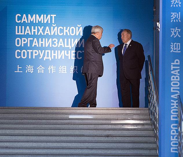Президент Казахстана Нурсултан Назарбаев (справа)  