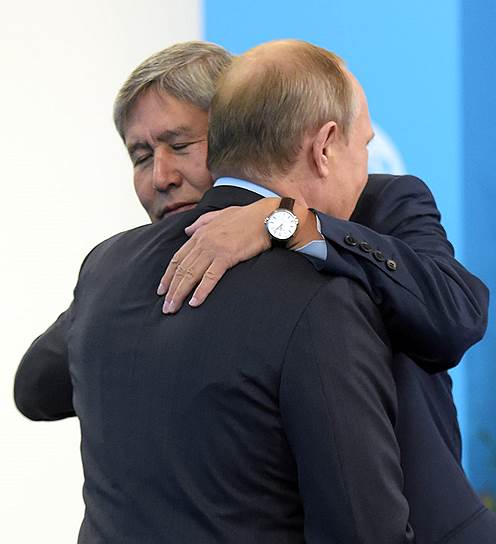Президент России Владимир Путин (слева) и президент Киргизии Алмазбек Атамбаев  
