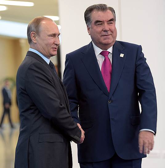 Президент России Владимир Путин (слева) и президент Таджикистана Эмомали Рахмон  