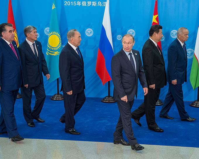 Слева направо: президент Таджикистана Эмомали Рахмон, президент Киргизии Алмазбек Атамбаев, президент Казахстана Нурсултан Назарбаев, президент России Владимир Путин, председатель Китайской Народной Республики (КНР) Си Цзиньпин и президент Узбекистана Ислам Каримов 