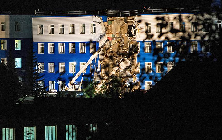 Светлый, Омская область, Россия. Здание казармы 242-го учебного центра Воздушно-десантных войск после обрушения перекрытий