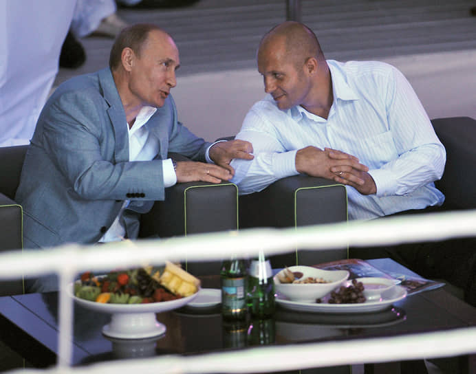 В 2012 году после победы над бразильцем Педру Хиззу Федор Емельяненко объявил о завершении карьеры. Спортсмен занялся развитием смешанных единоборств в России и неоднакратно заявлял, что не намерен возвращаться на ринг. В том же году он был избран первым президентом созданного Союза смешанных боевых единоборств ММА России  На фото: с президентом России Владимиром Путиным 