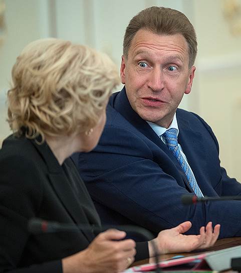 Ново-Огарево, Россия. Заместитель председателя правительства России Ольга Голодец (слева) и первый заместитель председателя правительства России Игорь Шувалов во время совещания Владимира Путина с членами правительства  