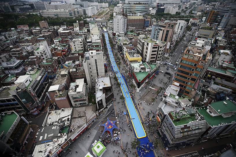 Сеул, Южная Корея. Водная горка длиной 350 метров, построенная к фестивалю City Silde-2015 в центре города 