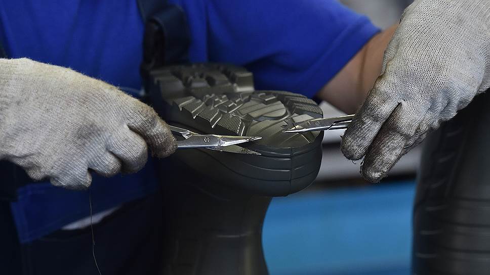 К заготовке сапога приваривают полиуретановую подошву, а к бахилам – еще и голенище