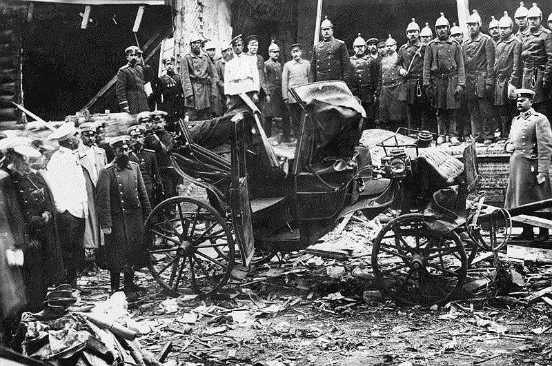   После роспуска первой Госдумы в июле 1906 года Столыпин стал премьер-министром. Через месяц на него было совершено покушение: бомба эсеров убила в его доме в Санкт-Петербурге 24 человека, ранив дочь Наталью. В ответ был принят закон «О военно-полевых судах», призванный не затягивать судебные процессы против террористов. После этого Столыпина начнут называть «вешателем», в народ уйдет словосочетание «столыпинский галстук». В результате жестких действий Столыпина волна революционного движения спала, в стране восстановилась стабильность 