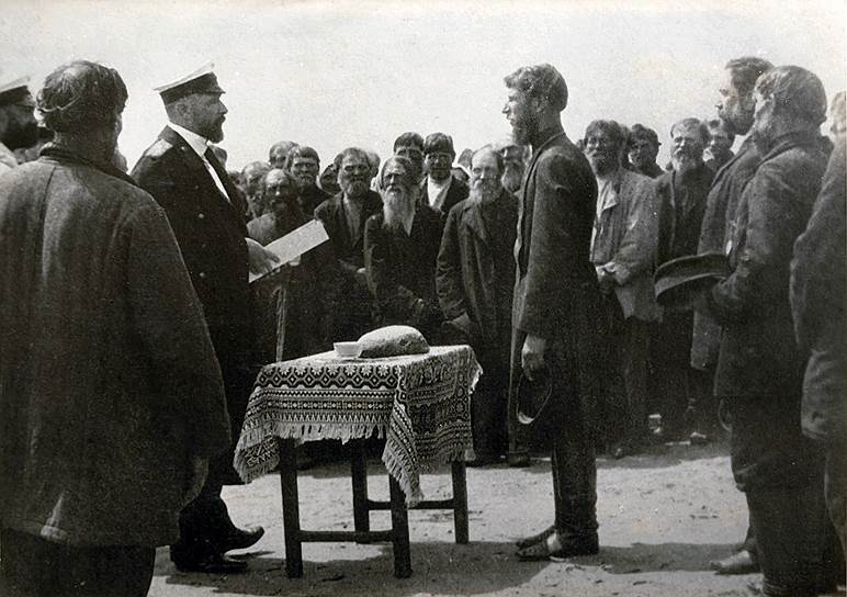   В 1903 году Столыпина перевели в Саратовскую губернию. Через год началась Русско-японская война (реформатор воспринял ее критично), еще через год вспыхнула революция. Саратовская губерния стала одним из основных очагов крестьянского движения, аграрных бунтов. Столыпин подавлял беспорядки быстро и жестко. Во время революционных событий на него было совершено четыре покушения 