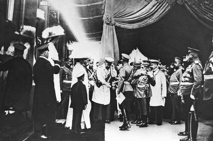   С 1905 по 1911 годы на Столыпина было совершено 11 покушений, последнее из которых достигло своей цели. 14 сентября 1911 года в Киевском оперном театре в присутствии царя Николая II в Столыпина дважды выстрелил из револьвера Дмитрии Богров, двойной агент, работавший одновременно на эсеров и на полицию. Через четыре дня Петр Столыпин скончался 