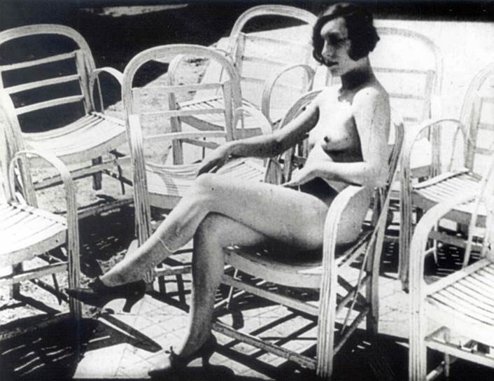 1930. «По поводу Ниццы» (Жан Виго). Шедевр авангарда. Среди отдыхающих в Ницце (фильм документальный) вдруг обнаруживается на шезлонге голая дама. Скандалище