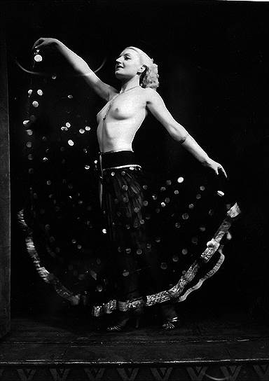 1936. «Carne de fieras» (Арман Герра). В начале гражданской войны в Испании анархист Герра снимает с помощью профсоюзов первый полнометражный фильм с фронтальной наготой. Причем, Марлен Грей играет циркачку, которая голая танцует в клетке с тиграми. Соответственно, почти весь фильм ходит голая
