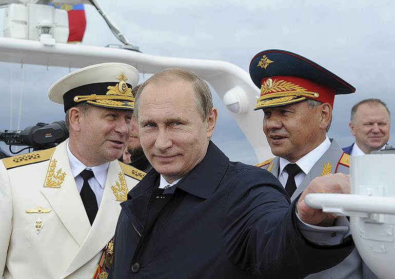 Президент России Владимир Путин (в центре) и министр обороны Сергей Шойгу (справа) 