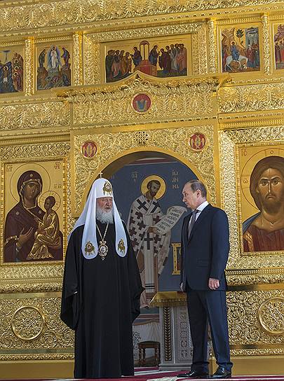 Москва, Россия. Патриарх Московский и всея Руси Кирилл и президент России Владимир Путин в отреставрированном храме Святого равноапостольного князя Владимира при Московском епархиальном доме. Восстановление епархиального дома и храма приурочено к тысячелетию преставления князя Владимира