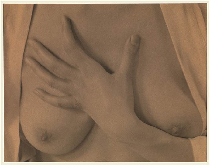 Альфред Штиглиц. «Руки и грудь (Джорджия О'Киф)». 1919 Альфред Штиглиц, издатель журнала Camera Work и организатор многочисленных выставок, был одним из тех, кто превратил фотографию в искусство. На этом снимке изображена его супруга — без ретуши, соблазнительных поз и прочих атрибутов ранних ню. Фотографии такой степени реализма будут популярны (и признаны искусством) только через 50-60 лет после появления снимка