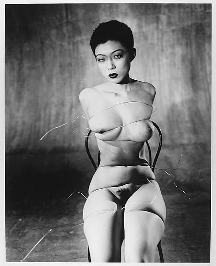 Нобуеси Араки. «Бондаж». 1993 Араки снимал нечто подобное еще с 1960-х годов, и в родной Японии его неоднократно цензурировали. В 90-е у него началась международная карьера, и фотографии свзанных и (часто) подвешенных на крюках красоток теперь есть в важнейших государственных и частных собраниях. О своем увлечении садо-мазо Араки рассказывает трогательно: «Я иногда забываю камеру, но веревка у меня всегда с собой. Если не могу привязать их сердца, так хоть тела свяжу!»