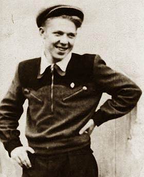 Олег Попов родился 31 июля 1930 года в деревне Вырубово Московской области, откуда вскоре его семья переехала в Москву. В 1937 году он поступил в школу, однако из-за смерти отца закончить ее так и не успел. С 13 лет подросток совмещал работу слесаря на комбинате «Правда» с занятиями акробатикой и походами в вечернюю школу 