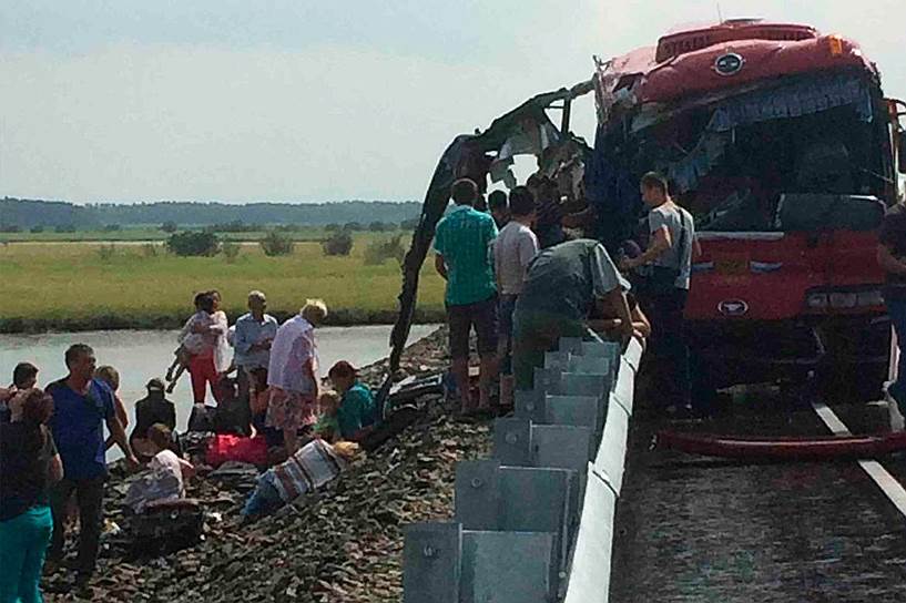 В момент происшествия в транспортных средствах находились 72 человека: 68 пассажиров и 4 водителя. Погибли 16 человек, один из них — ребенок. Более 30 человек находятся в тяжелом состоянии, среди них 3 ребенка