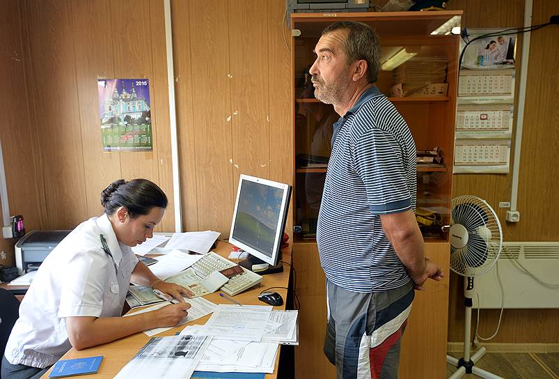 Сотрудница Россельхознадзора оформляет изъятие груза продовольствия, попавшего под санкции и подлежащего уничтожению, на пункте пропуска «Красная горка» на российско-белорусской границе 