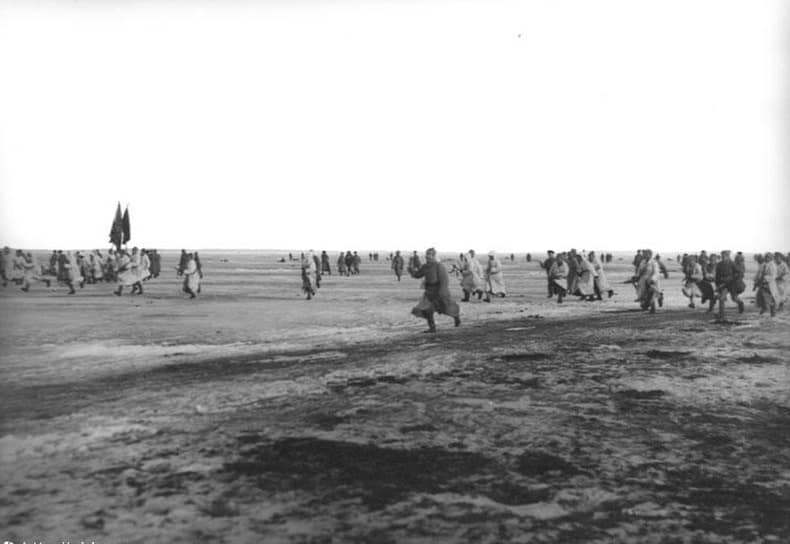 Недовольство политикой «военного коммунизма» вылилось в многочисленные крестьянские восстания, затронуло армию и флот. В марте 1921 года против большевиков выступили моряки Кронштадтского гарнизона под лозунгами «За Советы без коммунистов!», «Даешь свободу торговли», «Долой продразверстку». Несмотря на то, что восстание удалось подавить, стало очевидно, что стране необходимы преобразования На фото: штурм Кронштадта красноармейцами во время подавления мятежа