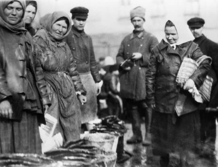 В конце 1920‑х годов резервы иссякли, страна столкнулась с необходимостью огромных капиталовложений в сельское хозяйство и промышленность для реконструкции и модернизации предприятий. Город не мог удовлетворить сельский спрос в городских товарах. Снизились объемы производства, в 1927‑1929 годах обострился кризис хлебозаготовок. Печать денег, удорожание продукции привели к обесцениванию червонца. Летом 1926 г. советская валюта перестала быть конвертируемой