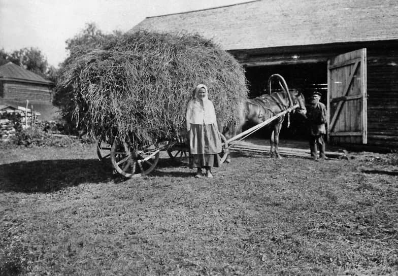 С середины 1920‑х годов меры по сдерживанию развития НЭПа сменились курсом на его свертывание. Неблагоприятный мировой экономический фон (экономический кризис на Западе в 1929 г.) трактовался как «загнивание» капитализма. Экономический подъем советской промышленности к середине 1920‑х годов затруднялся отсутствием новых реформ, необходимых для поддержания темпов роста