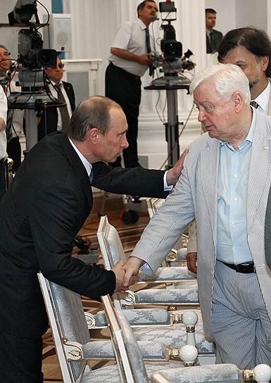 В марте 2014 года актер подписал обращение деятелей культуры России в поддержку политики президента Владимира Путина на Украине и в Крыму. А годом позднее Табаков высказался в поддержку директора Новосибирского театра оперы и балета Бориса Мездрича, режиссера оперы «Тангейзер», в отношении которого было возбуждено дело: «Не может не вызывать тревогу сам факт возбуждения уголовного дела по поводу художественного произведения, каким бы спорным и неоднозначным оно ни было»  На фото: Владимир Путин и Олег Табаков во время заседания Совета при президенте России по культуре и искусству, 2007 год 
