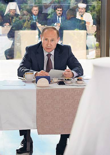 Народности Крыма лицом к лицу и спиной к спине встретились с Владимиром Путиным 