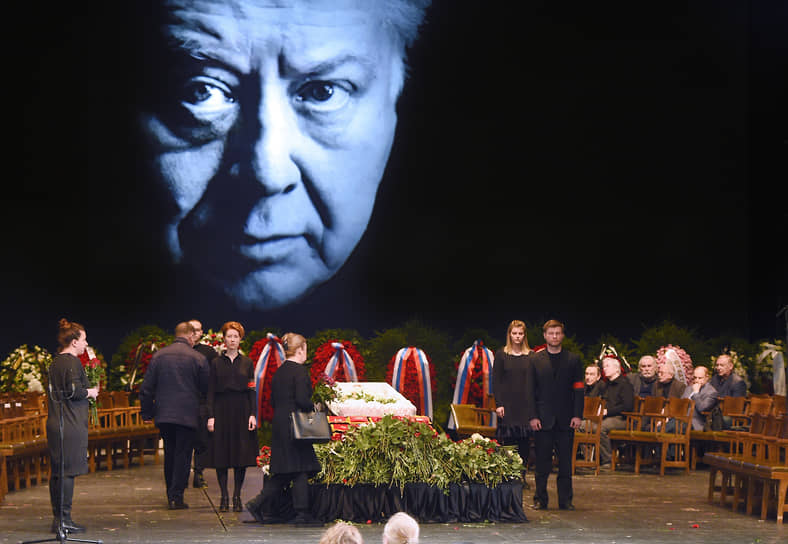 12 марта 2018 года Олег Табаков умер в возрасте 82 лет. Последнее время артист находился в больнице, где ему была сделана операция 