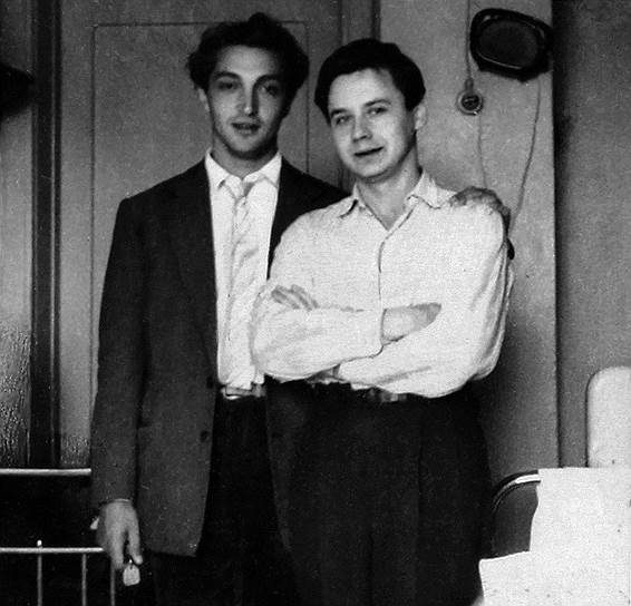 «Все эти разговоры, что кино убило театр, — чушь собачья. Немыслимая привилегия театра: приходит живой человек — ему предлагают действо, которое разворачивается только один раз, на его глазах. Вышли два актера, вынесли коврик — и началось. 50 лет назад Михаил Ромм предрек театру смерть — от кинематографа. Прошло 50 лет — никаких сообщающихся сосудов из театра и кино не вышло. Наоборот, кино по-прежнему паразитически употребляет театральных актеров»  На фото: актеры Михаил Казаков (слева) и Олег Табаков, 1959 год 