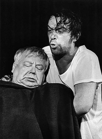 В 1957 году под крышей Школы-студии МХАТ актер и режиссер Олег Ефремов, оказавший значительное влияние на окончательное профессиональное становление Олега Табакова, создал Студию молодых актеров, из которой впоследствии вышел театр «Современник». Как говорил потом Табаков, «Современник» стал «…подтверждением величия Московского Художественного театра... учения Станиславского и Немировича-Данченко о живом актере, живой жизни человеческого духа»   На фото: актеры Олег Табаков и Владимир Машков (справа) на сцене во время спектакля 