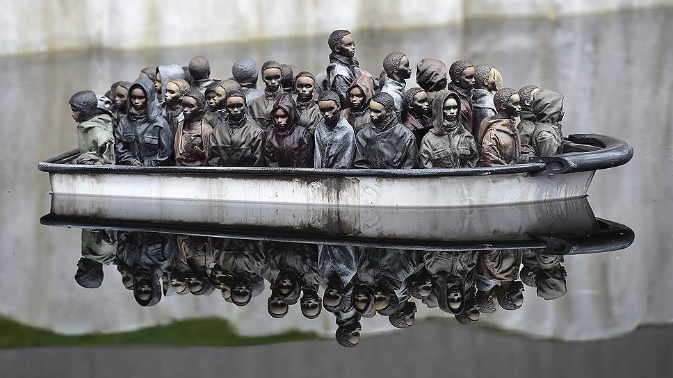 На создание Dismaland художника вдохновил сказочный Disneyland, но пропущенный через суровую реальность. Персонал заведения неулыбчив и груб, среди красок преобладают серость и грязь 