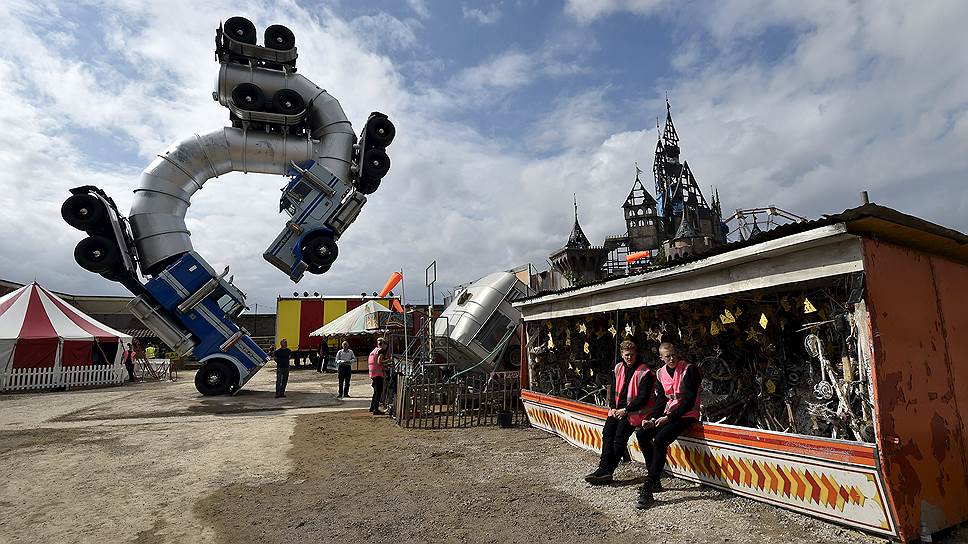 Помимо произведений Бэнкси в Dismaland представлены работы Дэмиена Херста, Дженни Хольцер и еще 55 современных художников. Большинство работ, которые Бэнкси отбирал лично, представляют собой фантазии на тему аттракционов и тематических парков  