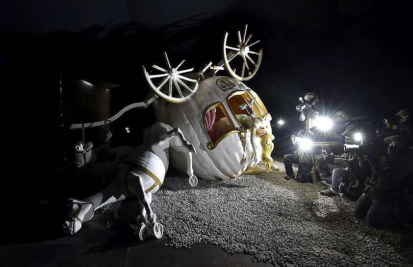 По словам организаторов, Dismaland — это хаотичный новый мир, куда можно сбежать от бессмысленного пребывания в мире иллюзий. Вместо развлечений здесь музей, а вместо магазина подарков — библиотека 