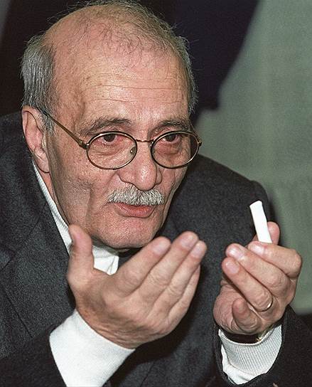 В фильмах Данелии среди актеров, занятых в эпизодах, всегда значится некий Р. Хобуа. И ни в одном из фильмов такой человек не играет. В действительности Рене Хобуа — грузинский строитель, однажды повстречавшийся Данелия и Резо Габриадзе в гостинице, где они «испытывали» на нем создаваемые сценарии