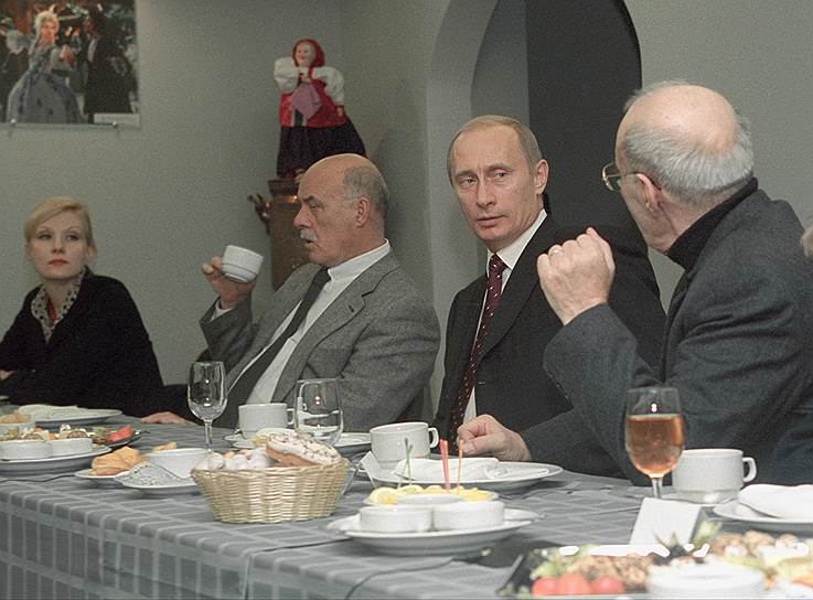 Владимир Путин о Данелии: «Вас по праву считают выдающимся представителем отечественной школы кинорежиссуры, талантливым, тонко чувствующим настроение и колорит эпохи художником. Поистине неиссякаемая творческая энергия, высочайшее мастерство, умение создавать великолепные актерские ансамбли позволили Вам добиться профессионального признания и успеха» В 2000 году режиссер был награжден орденом «За заслуги перед Отечеством» III степени, в 2010 году — II степени