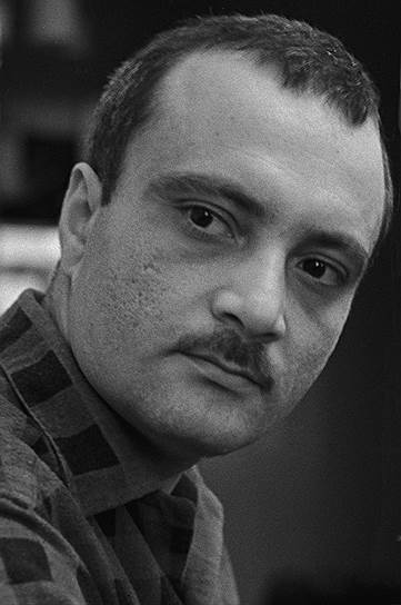 Георгий Данелия родился в Тбилиси 25 августа 1930 года. Почти сразу после рождения мальчика его семья переехала в Москву, где Данелия провел свое детство. Окончив Московский архитектурный институт в 1954 году, он некоторое время проработал архитектором. «Замысел будущей картины начинается для меня с визуального образа, картинки, сочетания пропорций, ритмических соотношений. По первому образованию я архитектор, и это, видимо, неистребимо»,— вспоминал позднее Данелия
