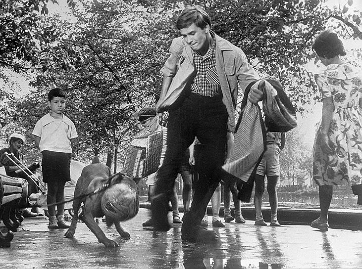 Известность пришла к Данелии после выхода в 1964 году лирической комедии «Я шагаю по Москве» (кадр на фото). Благодаря картине прославились также молодые и малоизвестные на тот момент актеры: Никита Михалков, Ирина Мирошниченко, Евгений Стеблов. «Это картина о совсем молодых людях. Вспоминаешь ее — и хочется улыбаться. Картина начинается с улыбки и кончается ею. Она улыбается всеми своими кадрами... Каждый ее кадр радует веселой изобретательностью режиссера и оператора»,— сказал о фильме режиссер Михаил Ромм
