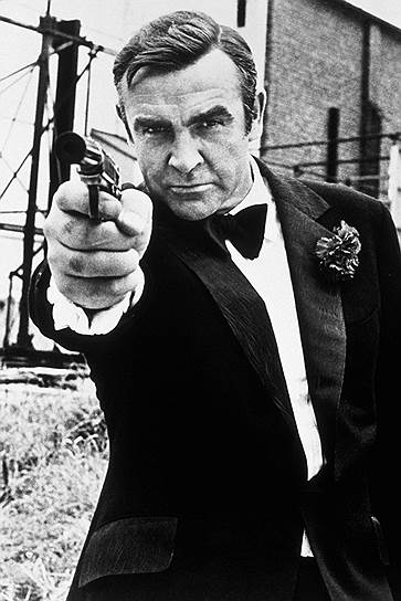 Журнал «Синемонд» так описывал агента 007: «Рост 1 м 89 см, вес — 78 кг, цвет лица — загорелый, лоб — большой, волосы — чёрные, глаза — темные, брови — длинные, ноздри — чувственные, рот — большой, губы — жёсткие. Особые приметы: изысканно элегантен, курит дорогие сигареты, неутомимый искатель приключений и интриг с женщинами, вооружен автоматическим пистолетом Беретта калибра 7,65 мм, который разбирается и укладывается в бумажнике, под правой рукой — всегда стилет, носки ботинок укреплены стальными набойками для драк, изумительный стрелок, без промаха попадает в противника, бросая нож с большого расстояния…»