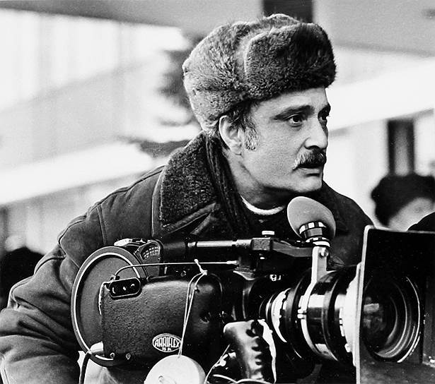 Будучи студентом, Георгий Данелия снимался в массовке, но по режиссерской стезе пошел уже после окончания вуза. В 1956 году во время прогулки в парке он увидел газету «Советская культура» с заголовком о наборе в группу режиссерских курсов и таким образом попал на киностудию «Мосфильм» в мастерскую Михаила Калатозова. Там он снял две короткометражные картины, одна из которых («Тоже люди») — экранизация отрывка из романа «Война и мир» Льва Толстого