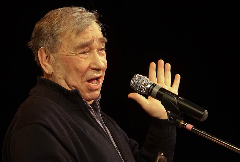 В 1930 году в Киеве родился Михаил Светин (урожденный Гольцман). Позже в одном из интервью актер заявил, что родился в 1929 году, а в паспорте указан ошибочный год рождения. Он с детства мечтал стать артистом, постоянно организовавыл дома выступления, всегда старался быть в центре внимания. После того, как его отчислили из школы из-за конфликта с учителем, поступил в Киевское музыкальное училище по классу гобоя 