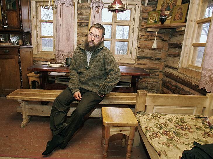 В 2004 году Герман Стерлигов выдвигался кандидатом в президенты РФ, но не прошел регистрацию. Из-за больших долгов он был вынужден продать дом на Рублевском шоссе и вместе с семьей уехать из Москвы в Можайский район Московской области, где правительством региона ему было выделено 37 га земли. Там он занялся сельским хозяйством