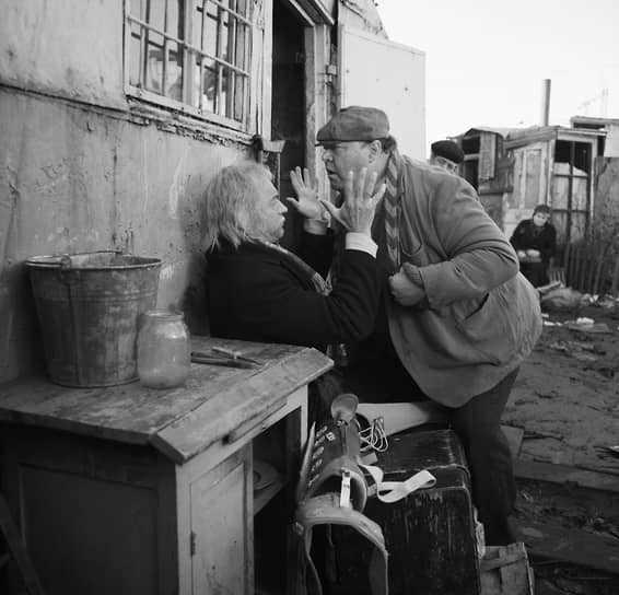 «В "Гараж" и "Небеса обетованные" (кадр из фильма на фото) я, можно сказать, попал по воле случая. В "Гараже" должен был сниматься Александр Ширвиндт, но потом из-за занятости не смог прийти на съемки. Тут-то я и появился. А в "Небесах обетованных" Президента должен был играть Георгий Бурков, но неожиданно он умер. Уверен, если бы снимались эти прекрасные актеры, картины получились бы другими»