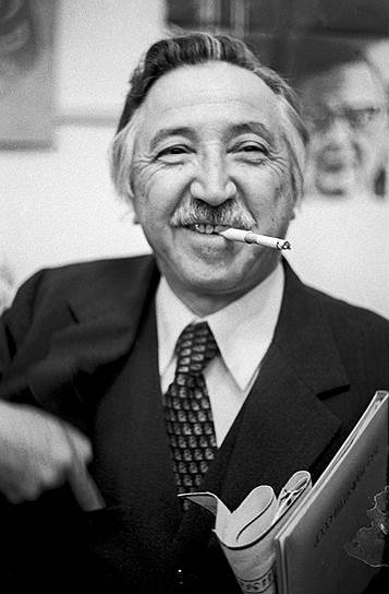 В декабре 1976 года советское гражданство было предоставлено генсеку Компартии Чили Луису Корвалану. Ранее в 1973 году там произошел военный переворот, в результате которого Корвалан оказался в тюрьме. По инициативе Андрея Сахарова власти СССР и Чили осуществили обмен генсека на диссидента-политзаключенного Владимира Буковского, которого выслали в Швейцарию. После трех пластических операций в 1983 году Корвалан нелегально вернулся в Чили, в 1985-м тайно приезжал в СССР на лечение. Легализовался на родине Корвалан в 1989 году после окончания периода диктатуры Пиночета. Политик скончался 21 июля 2010 года в Сантьяго
