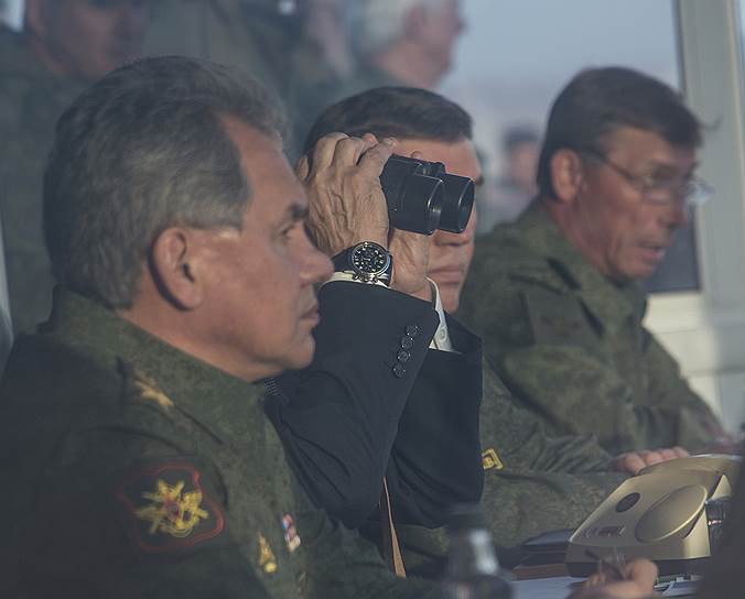 Министр обороны России Сергей Шойгу (слева)