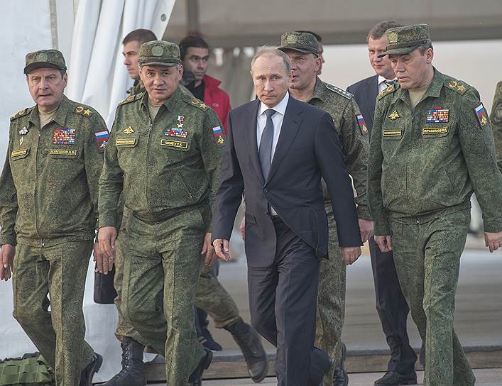 Слева направо: заместитель министра обороны России Дмитрий Булгаков, министр обороны России Сергей Шойгу, президент России Владимир Путин, начальник Генерального штаба ВС РФ — первый заместитель министра обороны России, генерал армии Валерий Герасимов