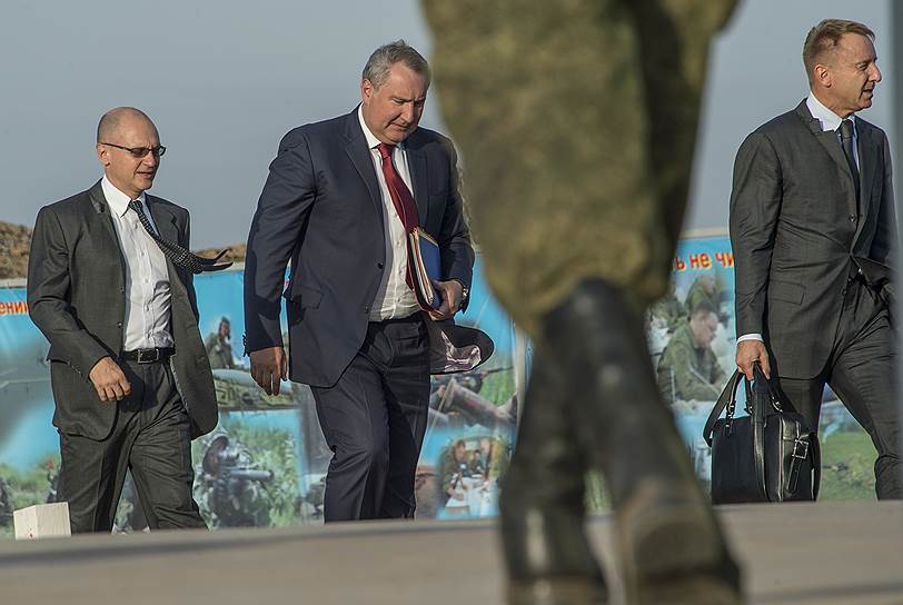 Слева направо: глава «Росатома» Сергей Кириенко, заместитель председателя Правительства России Дмитрий Рогозин, министр образования и науки России Дмитрий Ливанов