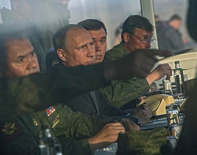 Cлева направо: министр обороны России Сергей Шойгу, президент России Владимир Путин, начальник Генерального штаба Вооруженных сил РФ — первый заместитель министра обороны России, генерал армии Валерий Герасимов