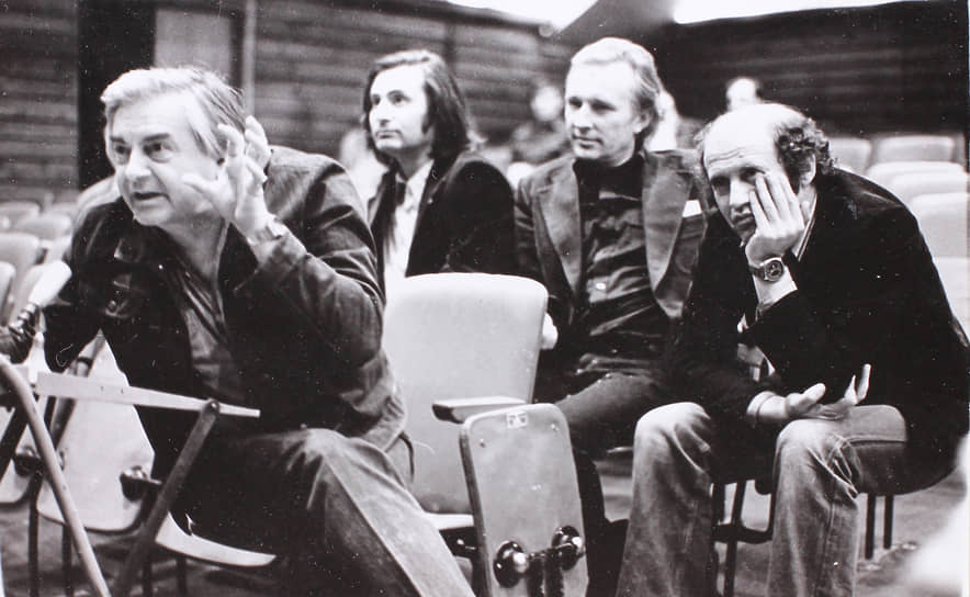 «Актеры всегда выламываются. С ними — как в цирке: в клетку надо заходить с хлыстом, а когда пристают — оп — и морковку»  На фото (слева направо): Юрий Любимов, композитор Альфред Шнитке, театральный художник Эдуард Кочергин и сценограф Давид Боровский 