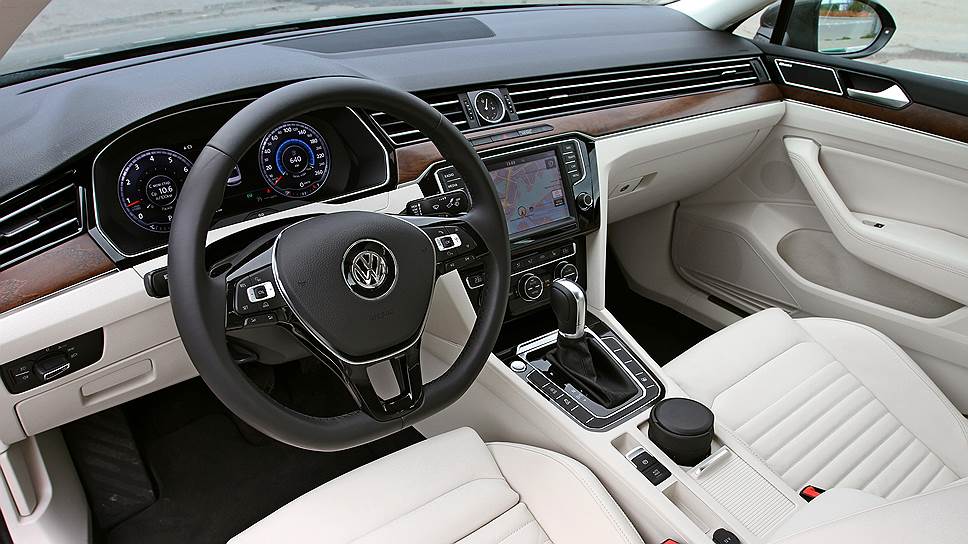 Кремовая кожа делает интерьер VW Passat заметно богаче
